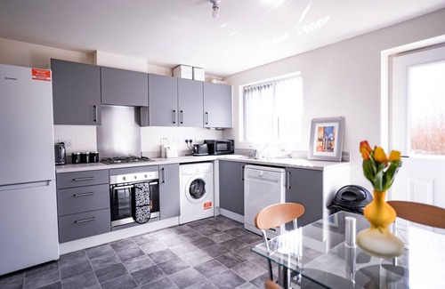 Salford House | 2-Bed House with canal view, Garden & PetsOk