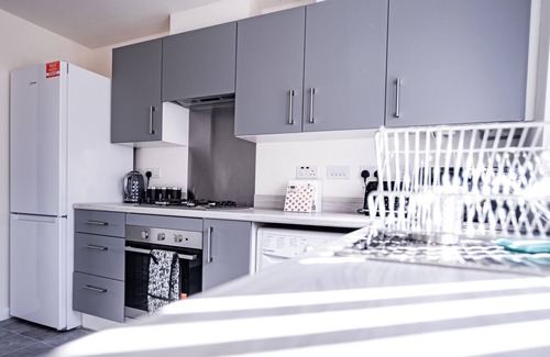 Salford House | 2-Bed House with canal view, Garden & PetsOk