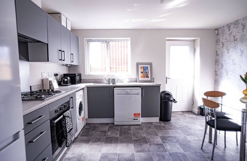 Salford House | 2-Bed House with canal view, Garden & PetsOk