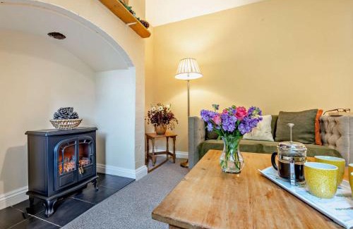 Alford House | 2 Bed in Alford 92252