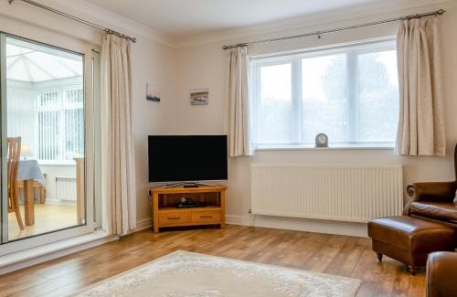 Freshwater House | 2 Bed in Colwell Bay IC013