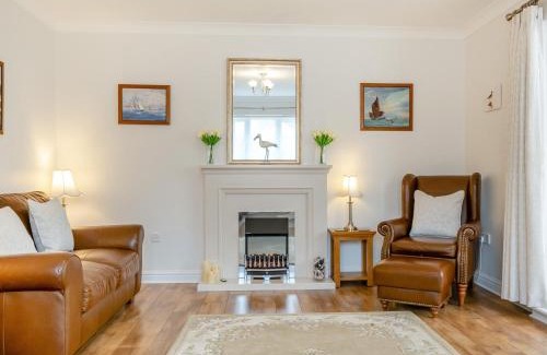 Freshwater House | 2 Bed in Colwell Bay IC013