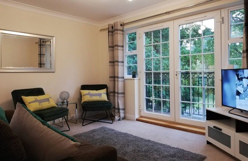 Newbury Apartment | 2 Bed in one of Newbury's oldest buildings (19SC)