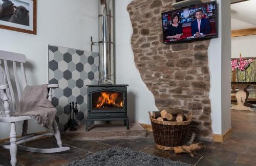 Llanfihangel Tal-y-llyn House | 2 Bed in Pengenffordd BN366