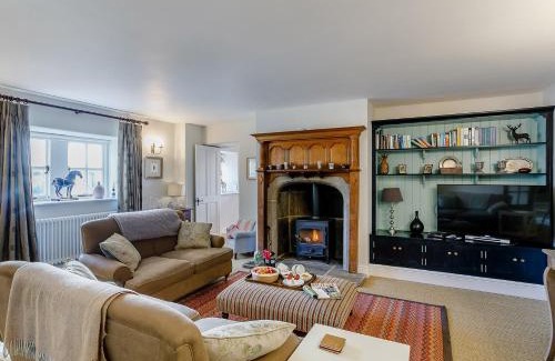 Longnor House | 2 Bed in Pilsbury SKN28