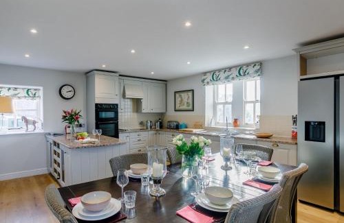 Longnor House | 2 Bed in Pilsbury SKN28