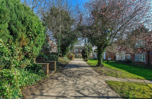 Mapperley House | 2-Bed in Quiet Area, Easy City & Transport Access