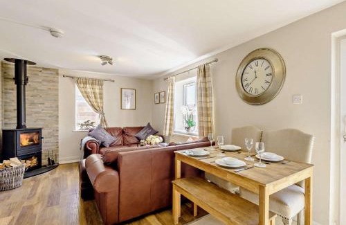 Caergeiliog House | 2 Bed in Rhosneigr 81515