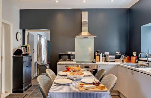 Moulton House | 2 Bed in Richmond G0139