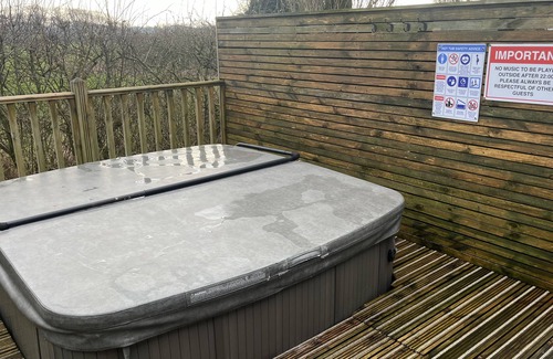 Knott End-on-Sea Cabin | 2-Bed Lodge Near Garstang and Poulton-Le-Fylde
