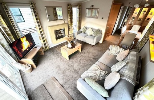 Wesham Cabin | 2-Bed Lodge, Sleeps 4, Free Parking, Hot tub