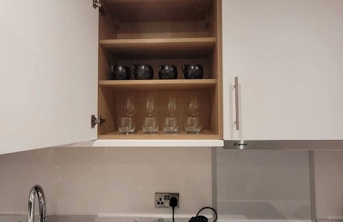 Wainscot Apartment | 2 Bed Luxury Flat In Strood Rochester On High Street Fully Equipped