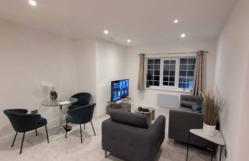 Wainscot Apartment | 2 Bed Luxury Flat In Strood Rochester On High Street Fully Equipped
