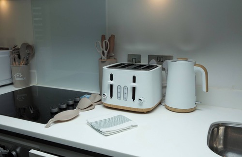Stonnall Apartment | 2 Bed Luxury Modern Apartment/Close To Birmingham Central/Free On Road Parking
