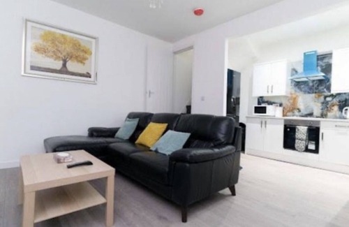 Harehills Apartment | 2 Bed-Modern-Apartment-Free Parking-Garden View