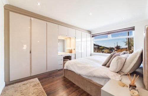 Darwen House | 2 Bed Modern Bungalow in Darwen, Garden & Parking