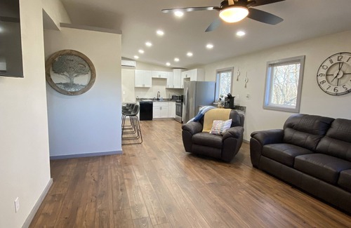 Hatfield House | 2 Bed Mountainside Cabin w/Hot Tub 15 min to Mena