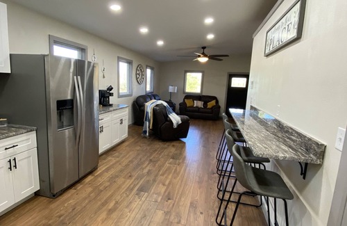 Hatfield House | 2 Bed Mountainside Cabin w/Hot Tub 15 min to Mena