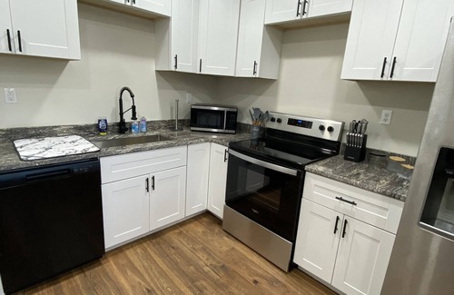 Hatfield House | 2 Bed Mountainside Cabin w/Hot Tub 15 min to Mena