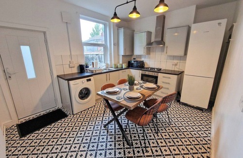 Eccles House | 2 Bed near City Centre by City SuperHost