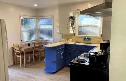 Modesto House | 2 Bed Near Doctors Hospital: Beautiful, Sunny, New