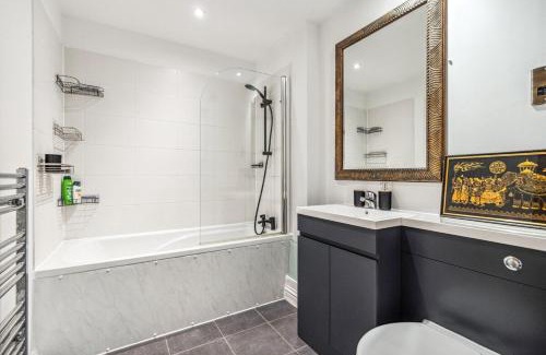 Limehouse Apartment | 2 Bed Next River Thames fast Access Central London