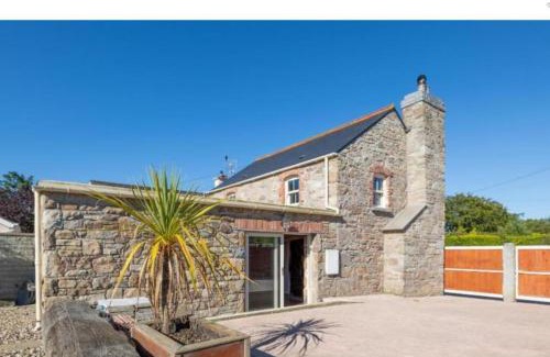 Newport Apartment | 2 Bed Sandstone Residence