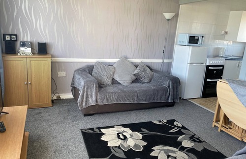 Great Yarmouth Ski Chalet | 2-Bed Seaside Retreat - Sleeps 4 & Parking