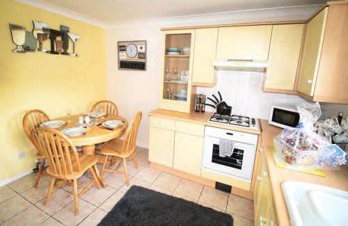 Kirk Sandall House | 2 Bed Semi - Sleeps 4 - Private Garden & Parking - Quiet Cul De Sac Location - Dog Friendly - Fast Wifi - Close to Motorway Access