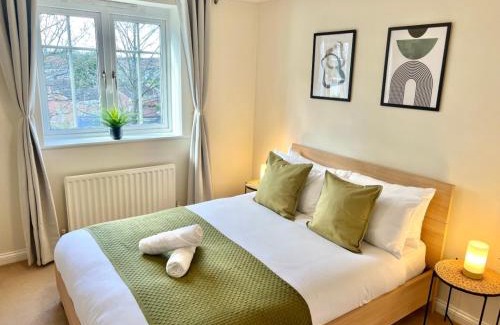 Basingstoke Apartment | 2 Bed Serviced Apartment with Balcony, Free Parking, Wifi & Netflix in Basingstoke