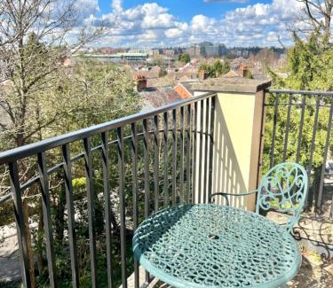 Basingstoke Apartment | 2 Bed Serviced Apartment with Balcony, Free Parking, Wifi & Netflix in Basingstoke