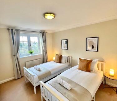 Basingstoke Apartment | 2 Bed Serviced Apartment with Balcony, Free Parking, Wifi & Netflix in Basingstoke