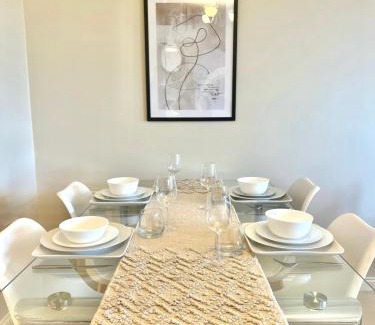 Basingstoke Apartment | 2 Bed Serviced Apartment with Balcony, Free Parking, Wifi & Netflix in Basingstoke