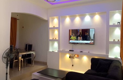 Benin City Apartment | 2 Bed-Sleeps 4-Free Parking-AirCon-3