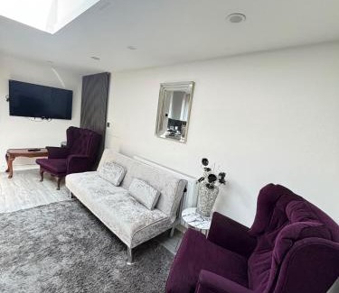 Lacey Green House | 2 Bed-Sleeps 5-Free Parking-Pet Friendly