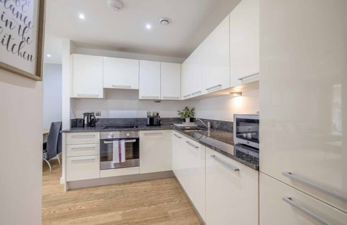 Slough Condo | 2 BED @ SLOUGH STATION & PARKING-LONDON IN 20 MINS