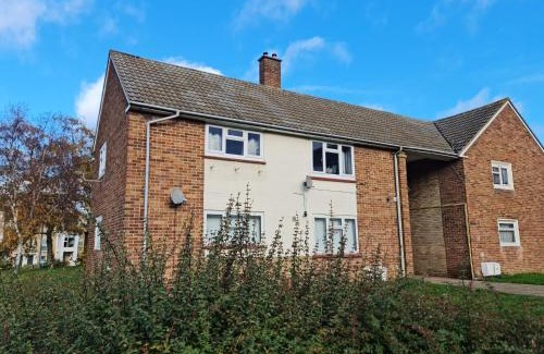 Harlow Apartment | 2 Bed Spacious Apartment, Sleeps 4, Free Wifi, Free Parking, Amenities Nearby, Good Transport Links Nearby, Contractors and Holidays