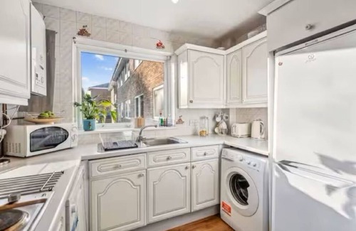 Whittington Apartment | 2-Bed spacious Flat-2 minute walk from tube station direct to Central London
