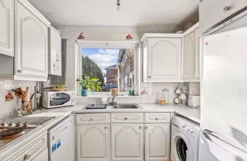 Whittington Apartment | 2-Bed spacious Flat-2 minute walk from tube station direct to Central London