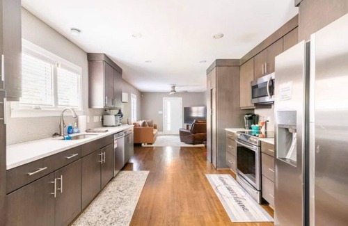Biddleville House | 2 Bed stay near Uptown with updated Bath/Kitchen