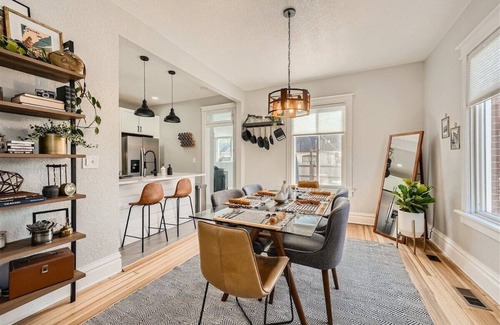 Washington Park West House | 2 Bed Sunny Retreat, Home Office, Backyard 30 Day