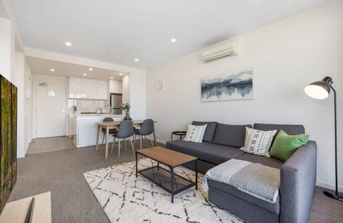 Cremorne Apartment | 2-Bed Unit with Parking, Balcony and Pool near CBD