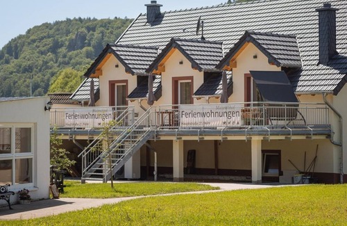 Pelm Apartment | 2-bed vacation apartment no. 3, bath/WC, up to 4 persons - Ferienwohnungen Maijeschhof
