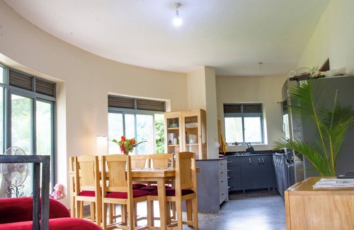 Jinja Apartment | 2 Bed Villa - Sleeps 6 - River Views, Garden, Wifi