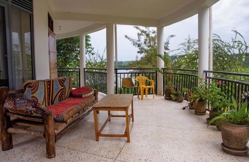 Jinja Apartment | 2 Bed Villa - Sleeps 6 - River Views, Garden, Wifi