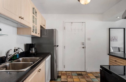 The Beaches Apartment | 2 Bed + Walk to Beach + Work Desk + TTC + Parking