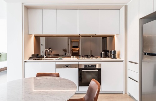Docklands Apartment | 2-Bed with Harbour Views & Outstanding Amenities