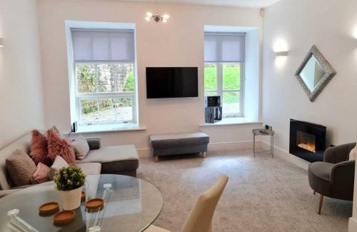 Sutton-in-Craven Apartment | 2 Bed Woodland Retreat - Garden & Free Parking