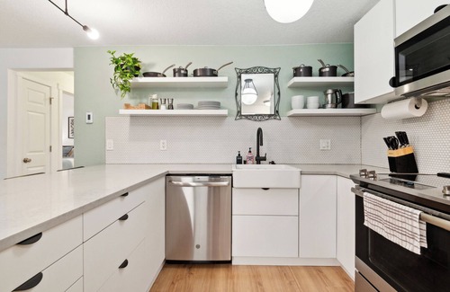 Old Ballard Condo | 2 bedroom, 1.5 bath Condo w/free Parking, Kitchen, WiFi, W/D & 97% walk score