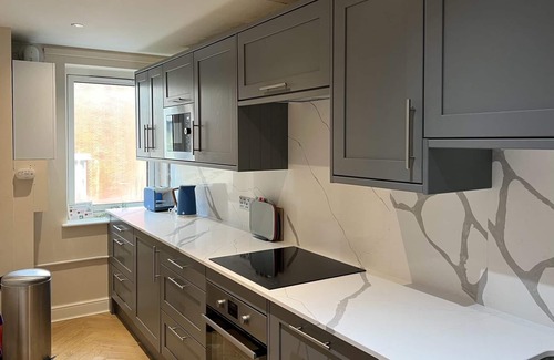 Harrow Road Apartment | 2 bedroom, 1 bath flat in Westbourne Park near Notting Hill, London. Sleeps 5.